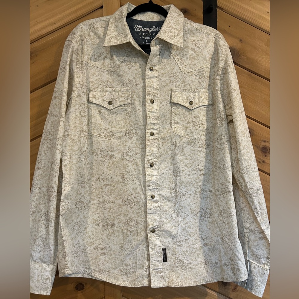 Wrangler vintage women’s pearl snap button down shirt.